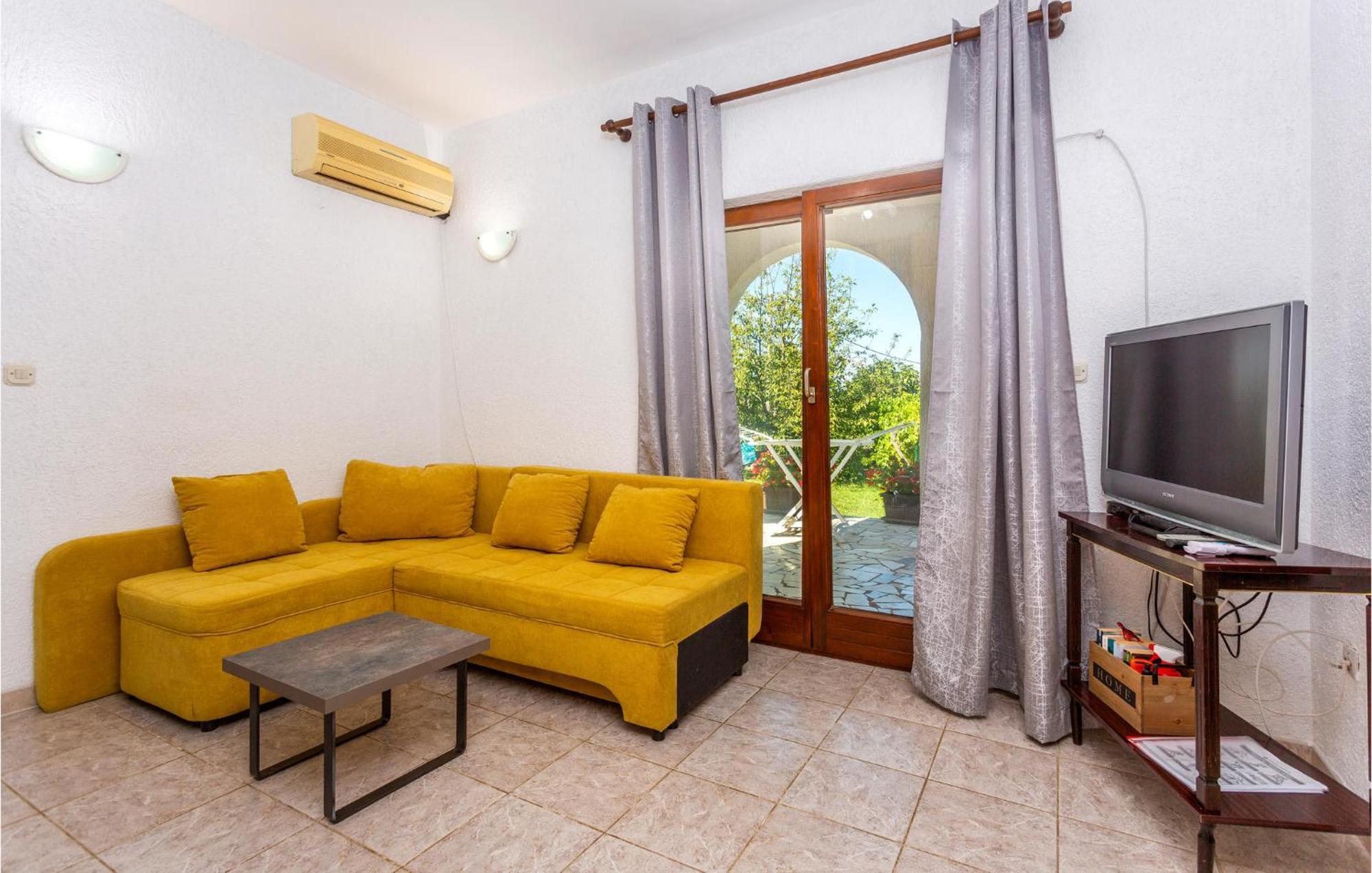 Beautiful Apartment In Malinska With Wifi Buitenkant foto
